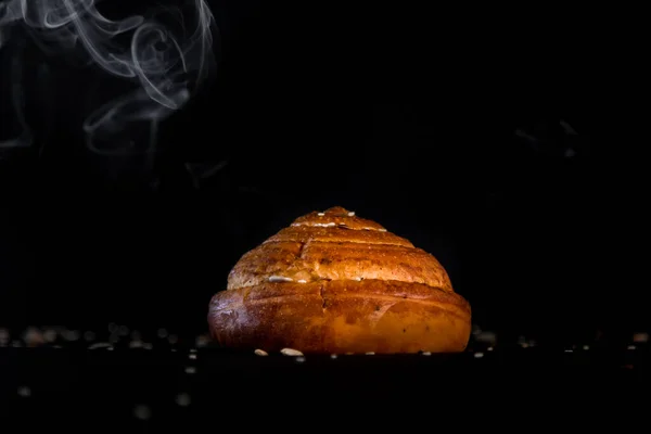 Хлібний Рулет Насінням Чорному Тлі — стокове фото
