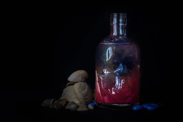 带彩水涡旋的骷髅瓶组合物 — 图库照片