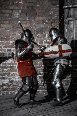 Şatoda savaşan şövalyeler