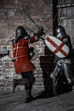 Şatoda savaşan şövalyeler