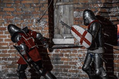 Şatoda savaşan şövalyeler