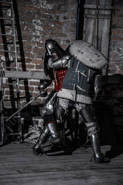 Şatoda savaşan şövalyeler