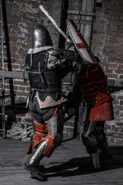 Şatoda savaşan şövalyeler