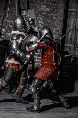 Şatoda savaşan şövalyeler