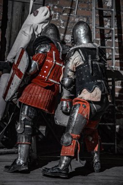 Şatoda savaşan şövalyeler