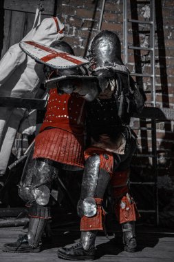 Şatoda savaşan şövalyeler