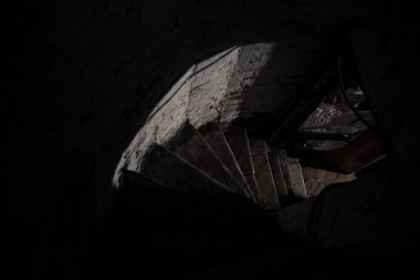 Karanlık ortaçağ taş sarmal merdivenleri 