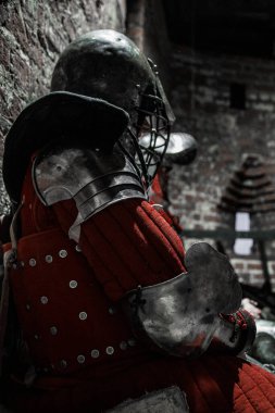 Şatoda dinlenen şövalyeler