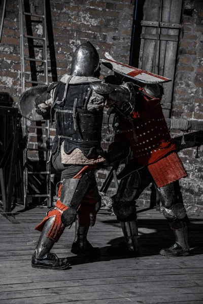 Şatoda savaşan şövalyeler