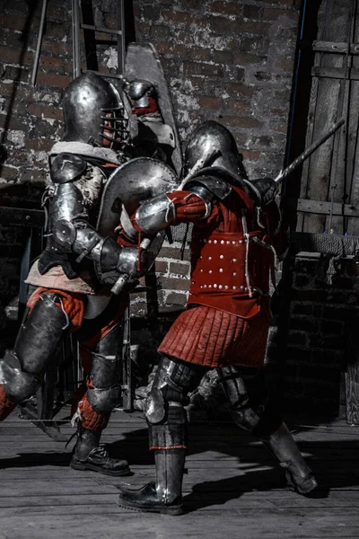 Şatoda savaşan şövalyeler