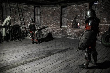 Şatoda savaşan şövalyeler