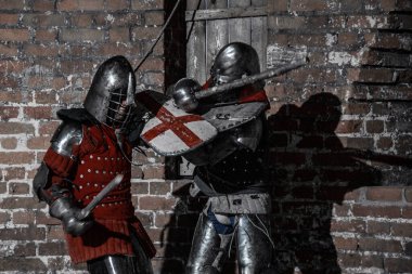 Şatoda savaşan şövalyeler