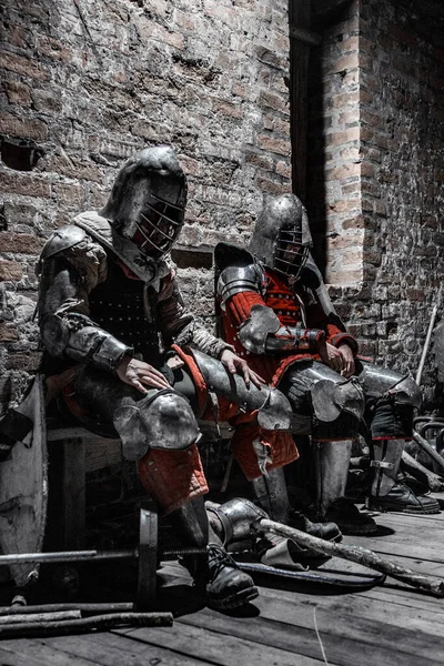 骑士们在城堡里休息 — 图库照片