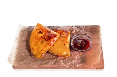 İki soslu quesadilla.