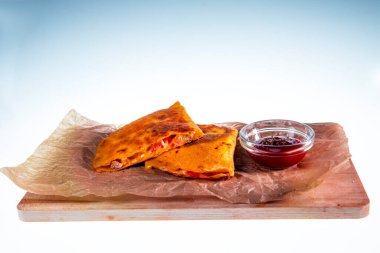 İki soslu quesadilla.