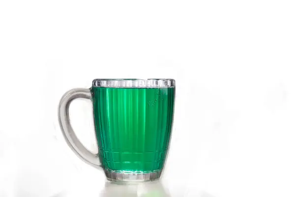 一个装有绿啤酒的杯子 — 图库照片