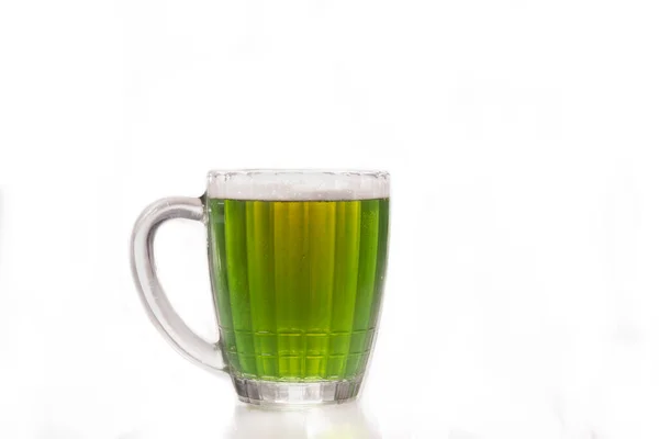 一个装有绿啤酒的杯子 — 图库照片