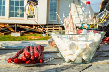 Yazın açık bir masada lokumlar.