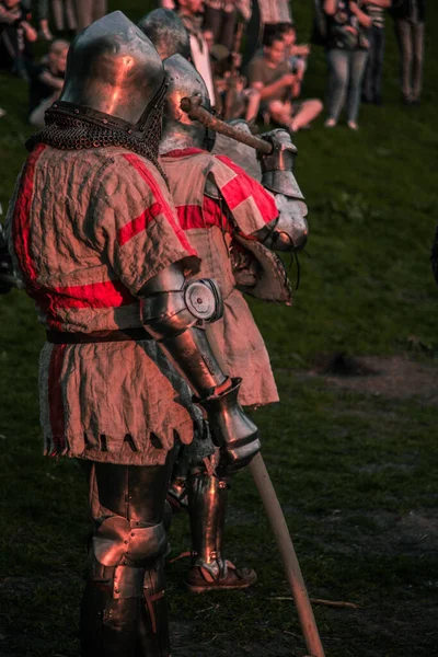 Ritter Kämpfen Bei Sonnenuntergang Freien — Stockfoto