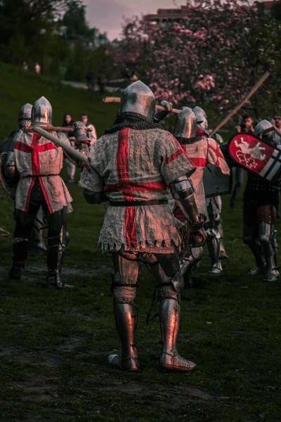 Ritter Kämpfen Bei Sonnenuntergang Freien — Stockfoto