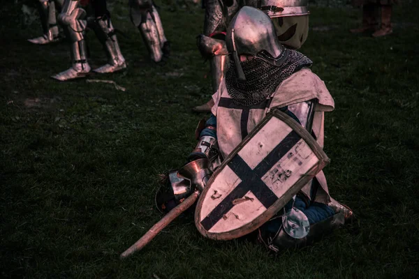 Ein Ritter Auf Knien Freien Auf Einem Schlachtfeld — Stockfoto