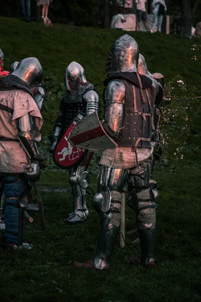 Ritter Kämpfen Bei Sonnenuntergang Freien — Stockfoto