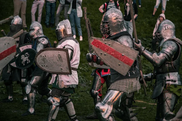 Ritter Kämpfen Bei Sonnenuntergang Freien — Stockfoto