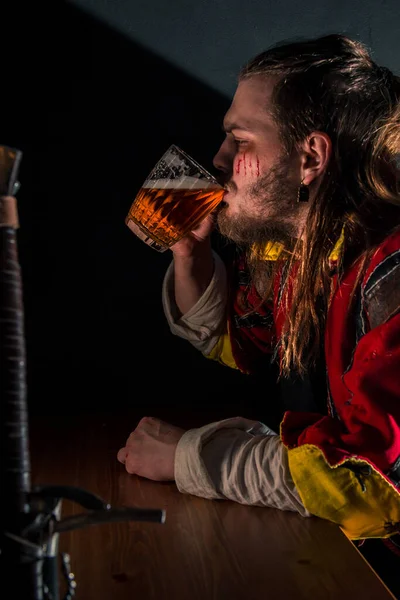 Witcher Bar Com Fumaça Bebendo Cerveja — Fotografia de Stock