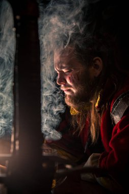 Barda sigara içip bira içen bir cadı.