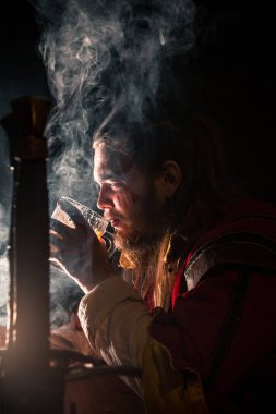 Barda sigara içip bira içen bir cadı.