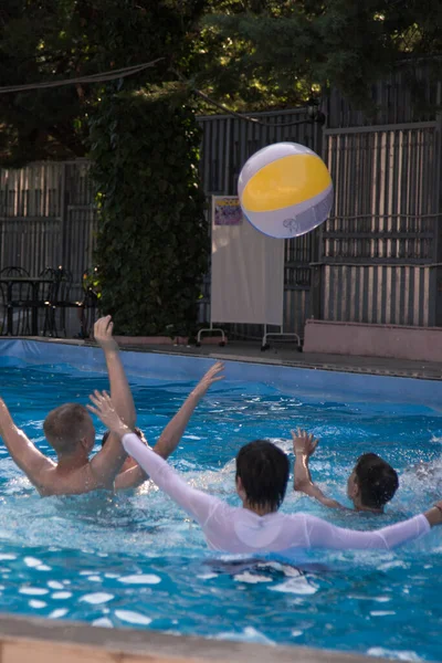 Kinder Spielen Schwimmbad Ball — Stockfoto