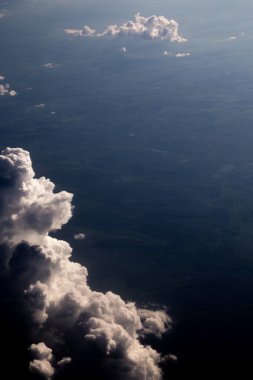 Bir düzlemden görünen desenli bulutlar