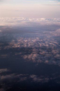 Bir düzlemden görünen desenli bulutlar