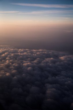 Bir düzlemden görünen desenli bulutlar