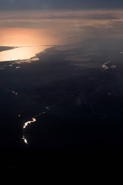 Uçaktan nehir ve deniz gün batımı görüntüsü (en üst görünüm))