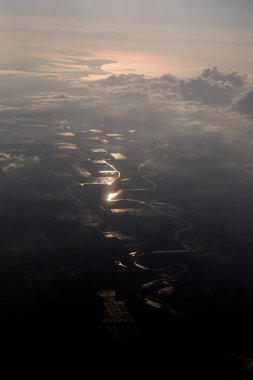 Uçaktan nehir ve deniz gün batımı görüntüsü (en üst görünüm))