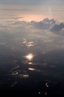 Uçaktan nehir ve deniz gün batımı görüntüsü (en üst görünüm))