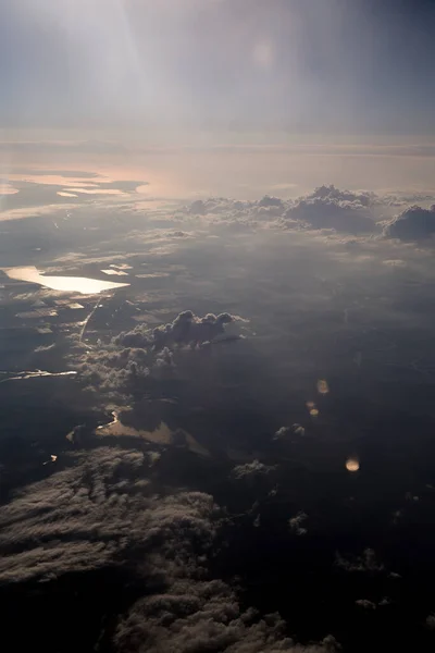 Blick Auf Fluss Und Meer Bei Sonnenuntergang Aus Dem Flugzeug — Stockfoto