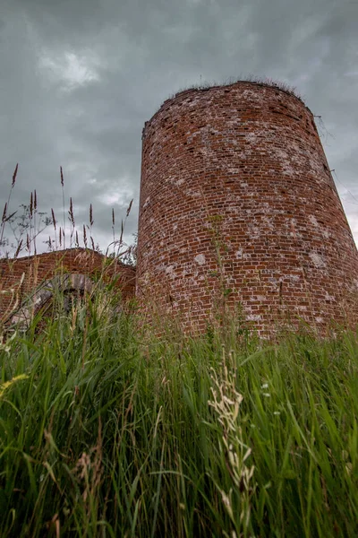 Alter Backsteinturm Sommer Aufgegeben — Stockfoto