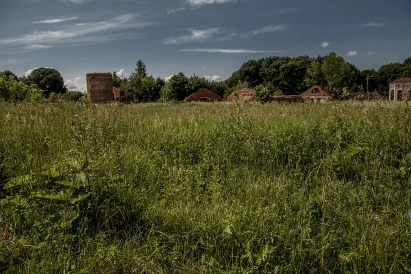 Landschaft Mit Wiese Und Alten Gebäuden — Stockfoto