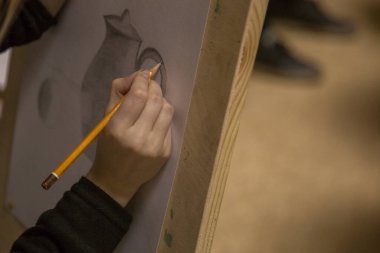 İçeride çizim dersi. Tasarımcılar pratik yapıyor