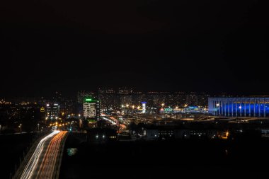 Gece şehir hayatının uzun pozlama sahnesi