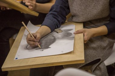 İçeride çizim dersi. Tasarımcılar pratik yapıyor