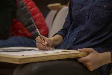 İçeride çizim dersi. Tasarımcılar pratik yapıyor