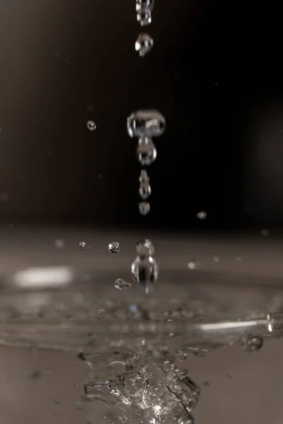 Makro Vatten Droppar Mörkret — Stockfoto
