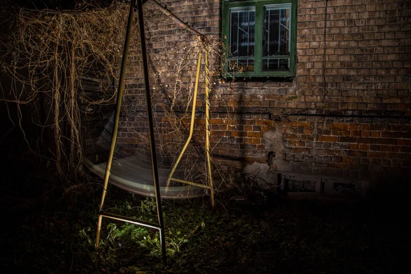 Swings People Evening Backyard — Stock Photo, Image