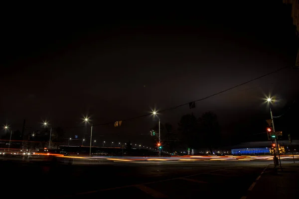Gece Şehir Hayatının Uzun Pozlama Sahnesi — Stok fotoğraf