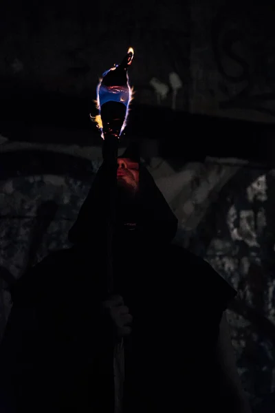 Темна Людина Капюшоні Факелом Довгого Експозиції — стокове фото