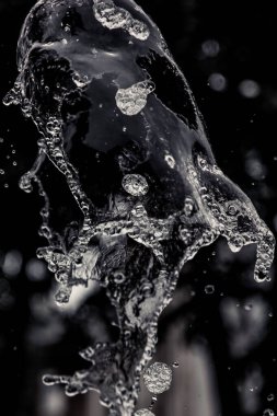 Koyu arkaplanda su damlaları