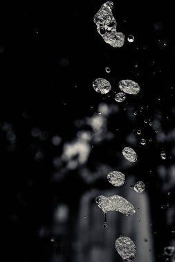 Koyu arkaplanda su damlaları